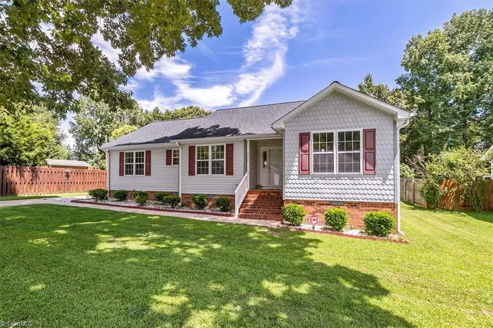 Exterior - 3018 Karlingdale Dr, Greensboro, NC 27455 photo 1 of 8