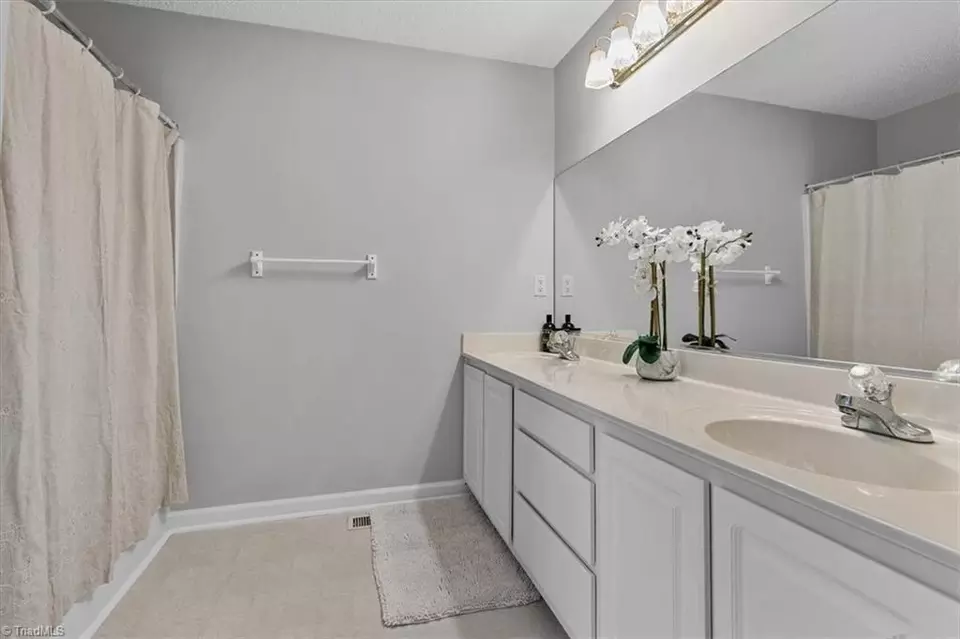 Bath - 3018 Karlingdale Dr, Greensboro, NC 27455 photo 1 of 4