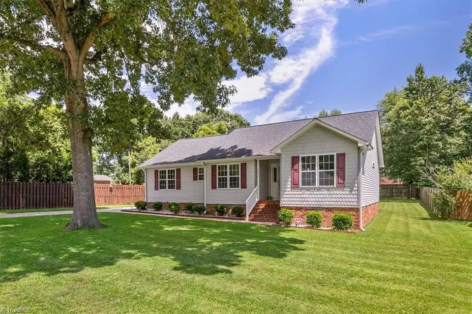 Exterior - 3018 Karlingdale Dr, Greensboro, NC 27455 photo 2 of 8