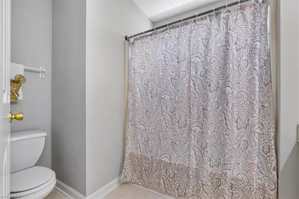 Bath - 3018 Karlingdale Dr, Greensboro, NC 27455 photo 4 of 4