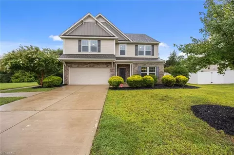 4398 Lochurst Dr, Pfafftown, NC 27040