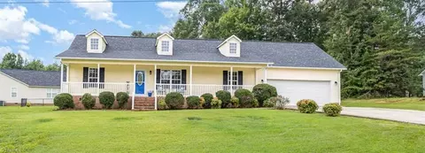 872 Charter Oaks Dr, Randleman, NC 27317