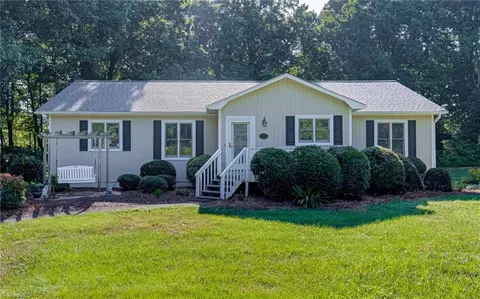 8921 Harpers Grove Ln, Clemmons, NC 27012