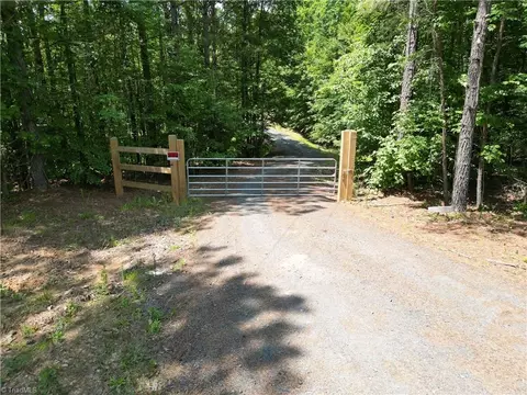 268 Town Creek Rd, Eden, NC 27288