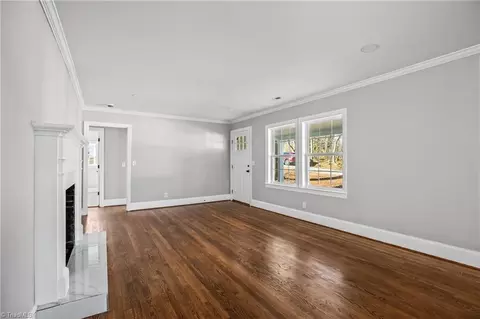 Living - 116 Knight St, King, NC 27021 photo 4 of 6