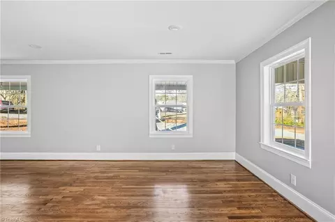 Living - 116 Knight St, King, NC 27021 photo 2 of 6