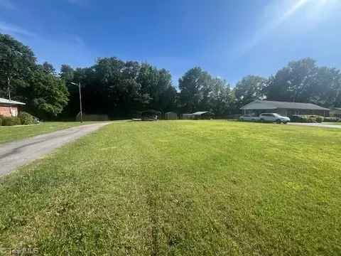 9400 Glen Cross Dr, Kernersville, NC 27284