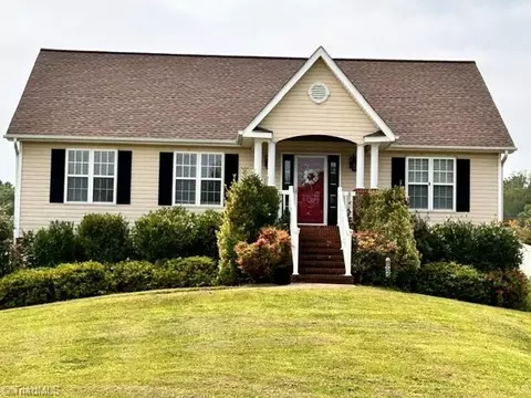 1120 Sterling Pointe Dr, King, NC 27021