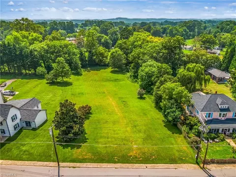 528 Main St, Pilot Mountain, NC 27041 photo 3
