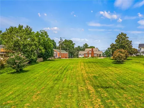 528 Main St, Pilot Mountain, NC 27041 photo 17