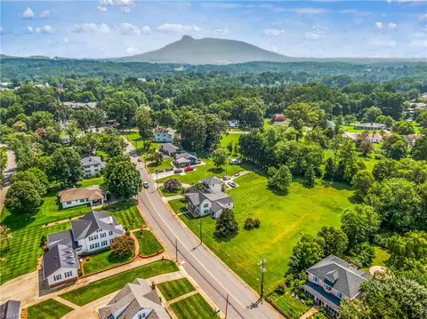 528 Main St, Pilot Mountain, NC 27041 photo 5