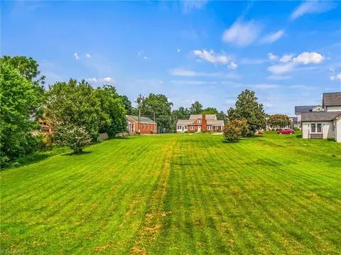 528 Main St, Pilot Mountain, NC 27041 photo 16