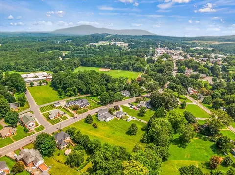 528 Main St, Pilot Mountain, NC 27041 photo 7