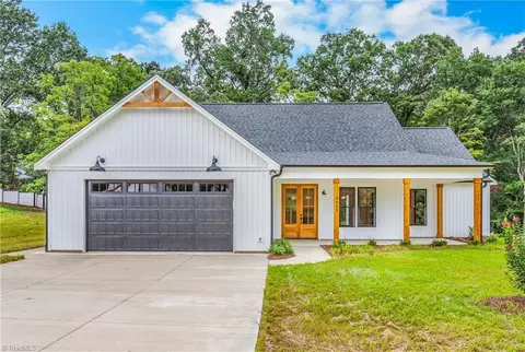4611 Cedar Farm Ln, Pfafftown, NC 27040