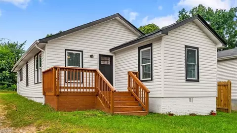 108 Maple Ave, Thomasville, NC 27360