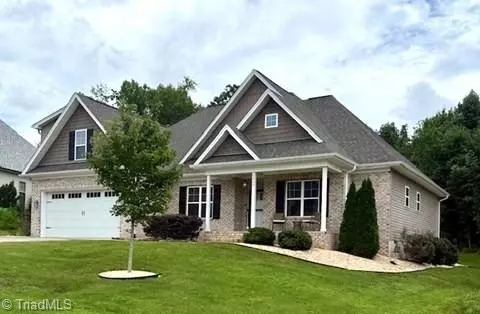 6988 Orchard Path Dr, Clemmons, NC 27012