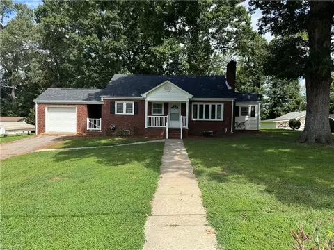 1123 Manning St, Eden, NC 27288