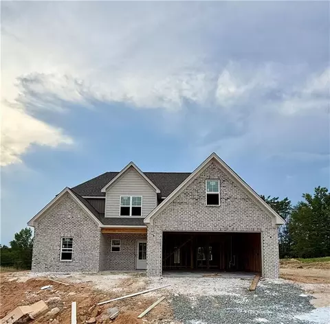 216 Enclave Dr, Clemmons, NC 27012