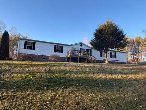 1048 Jessica Ln, Tobaccoville, NC 27050