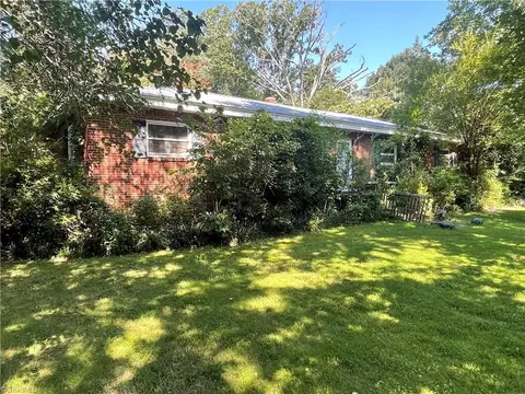 103 Hiatt Rd, Thomasville, NC 27360