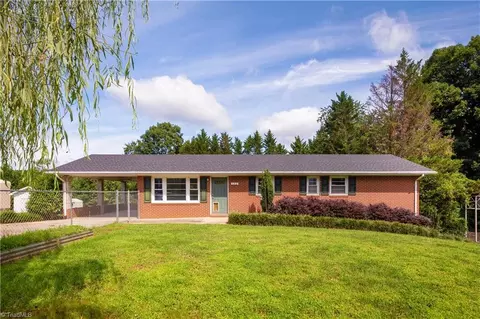 122 Gwynwood Dr, Mount Airy, NC 27030
