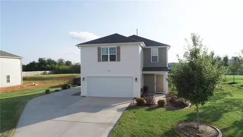 460 Altavista Dr, Clemmons, NC 27012