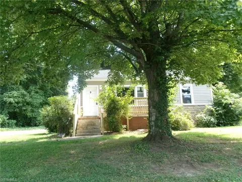 2406 Waverly Ct, High Point, NC 27262
