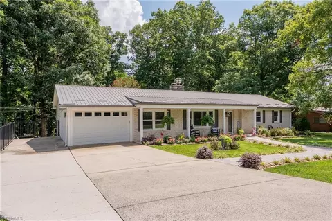 674 Knollwood Dr, Mount Airy, NC 27030