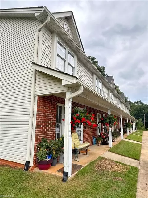 525 Highland Park Dr #F, Eden, NC 27288
