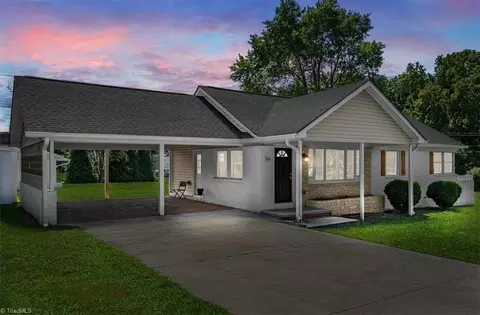 300 Willowbrook Dr, Thomasville, NC 27360