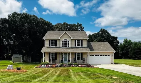 8305 Sunset View Ct, Browns Summit, NC 27214