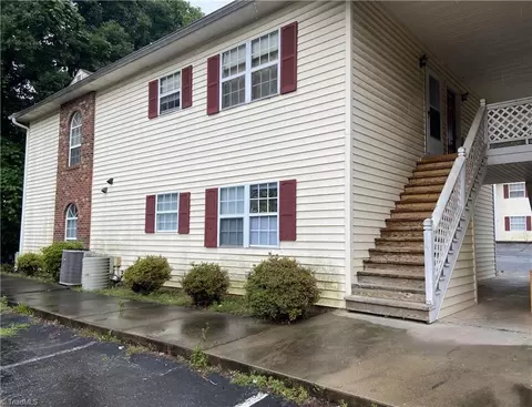 2914 Creekview Ct, High Point, NC 27265