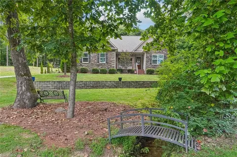 1550 Pike Place Ct, Kernersville, NC 27284