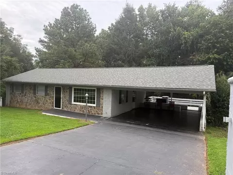 752 Osborne Sunset Dr, North Wilkesboro, NC 28659
