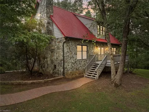 1045 Toad Hill Dr, Westfield, NC 27053