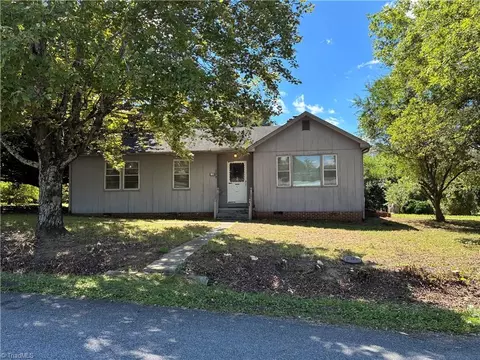 138 Peacehaven Cir, Mount Airy, NC 27030