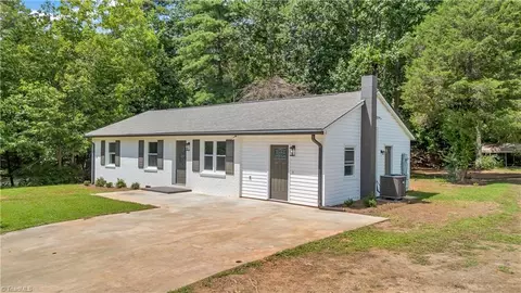284 Rollingwood Dr, Hays, NC 28635