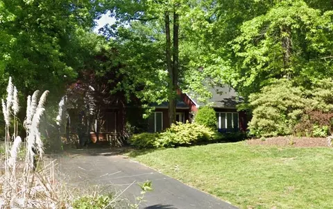 7606 Montmartre Rd, Greensboro, NC 27409