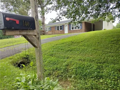 140 Lakeview Cir, Mount Airy, NC 27030