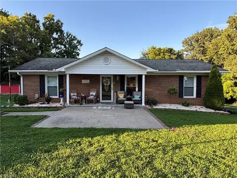 1530 Red Brush Rd, Mount Airy, NC 27030