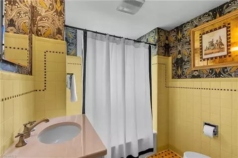 Bath - 207 Hillcrest Dr, High Point, NC 27262 photo 3 of 5