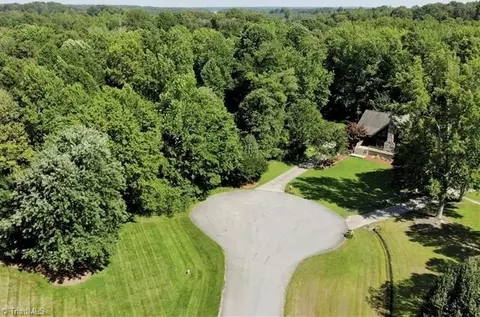 2403 Hunters Ridge Dr, Pleasant Garden, NC 27313