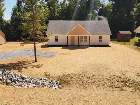 728 Central Falls Rd, Asheboro, NC 27203