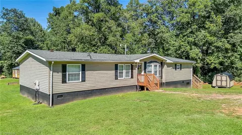 267 Uphill Ln, Boomer, NC 28606