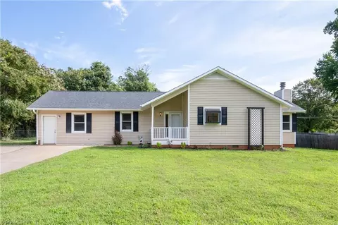 487 Raven Ridge Dr, Kernersville, NC 27284