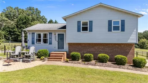 212 Caroline Ct, King, NC 27021