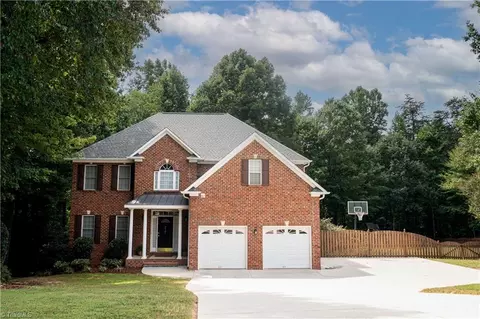 8905 Seacrest Dr, Kernersville, NC 27284