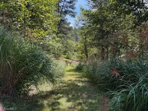 33 Ashe View Dr, Millers Creek, NC 28651