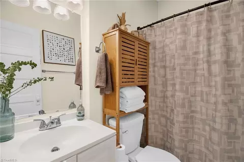 Bath - 910 Dayton Ave E, High Point, NC 27262 photo 1 of 1