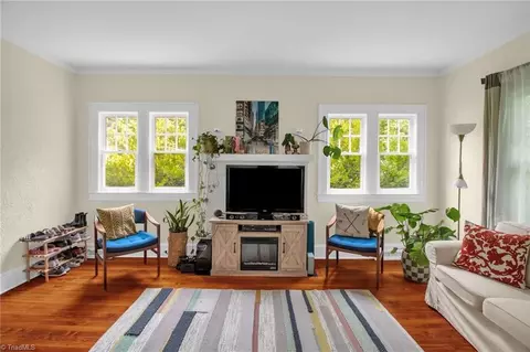 Living - 910 Dayton Ave E, High Point, NC 27262 photo 3 of 4